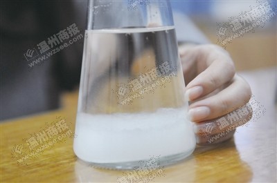 空氣質(zhì)量不太好，瓶的液體成棉絮狀。